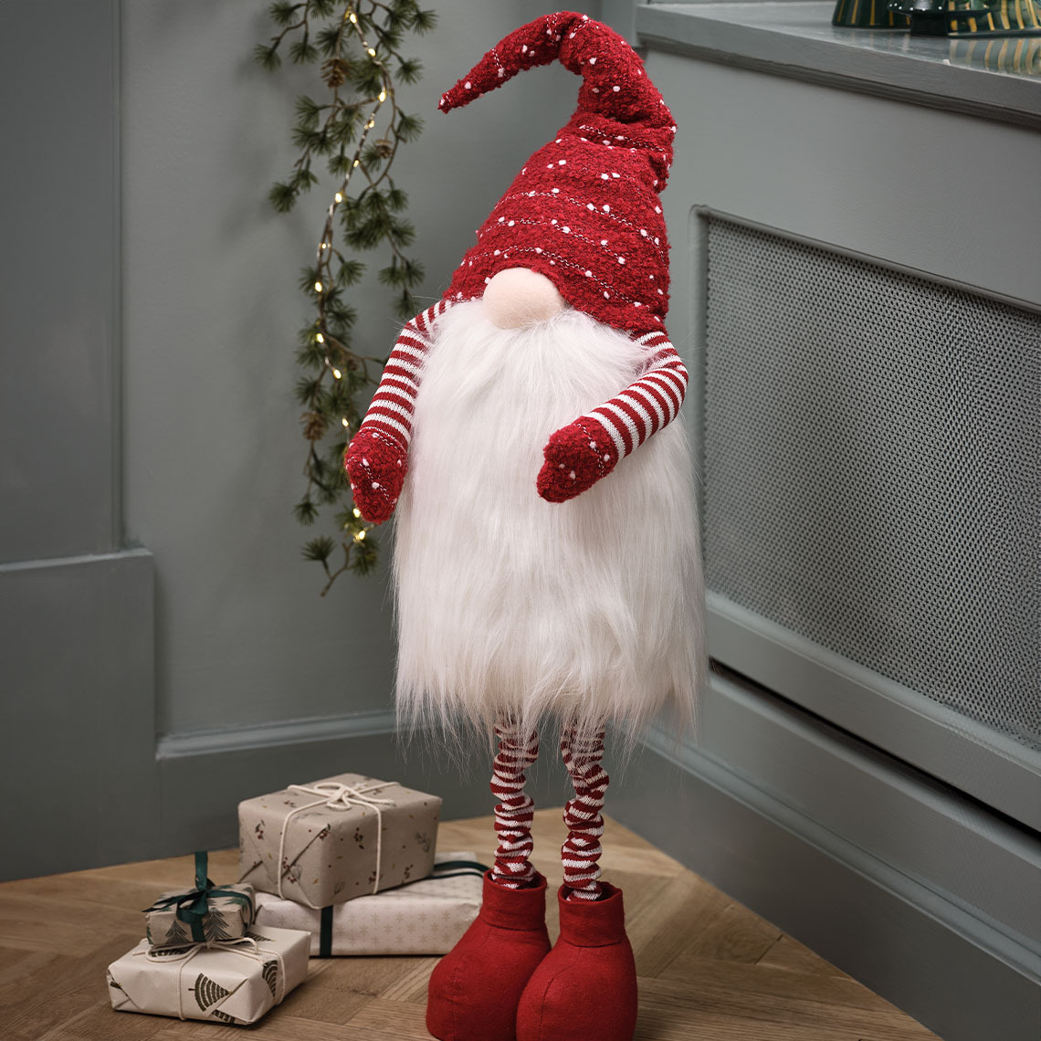 Magas karácsonyi manó piros sapkában, hosszú fehér szakállal