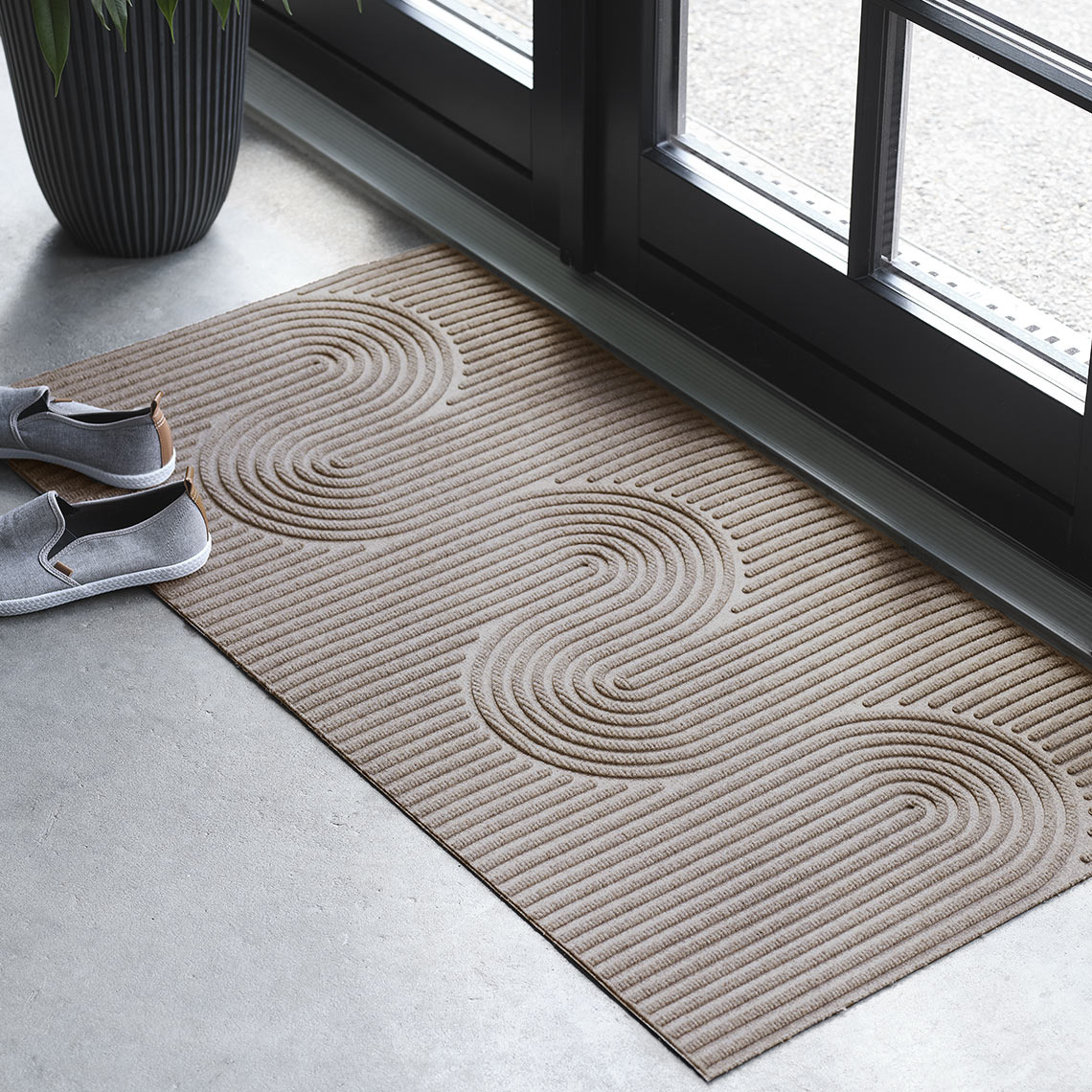 Négyszögletes beltéri/kültéri lábtörlő a bejárati ajtó előtt