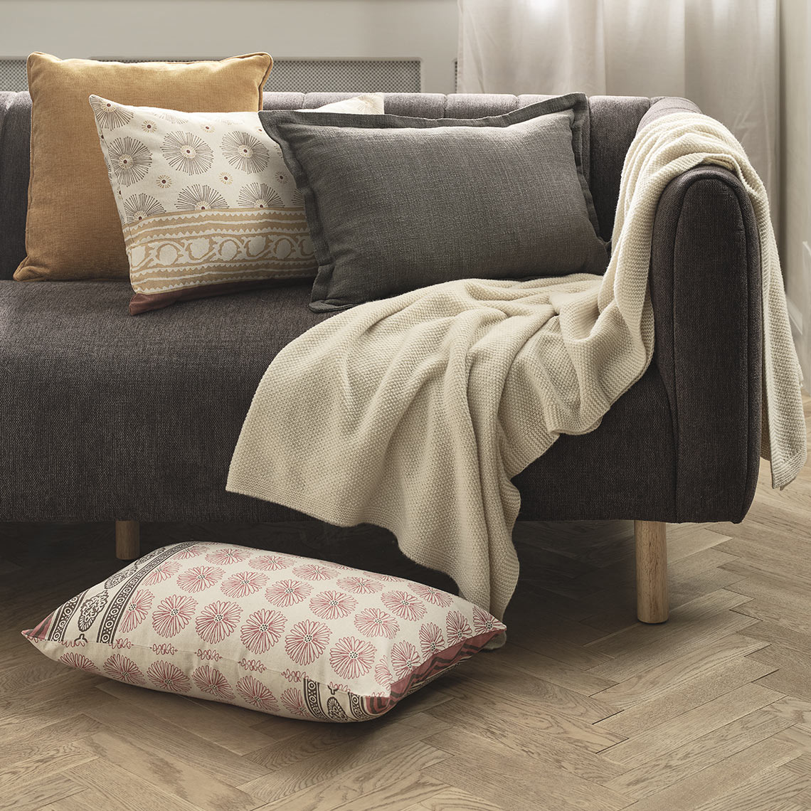 Díszpárnák és plédek a kanapén