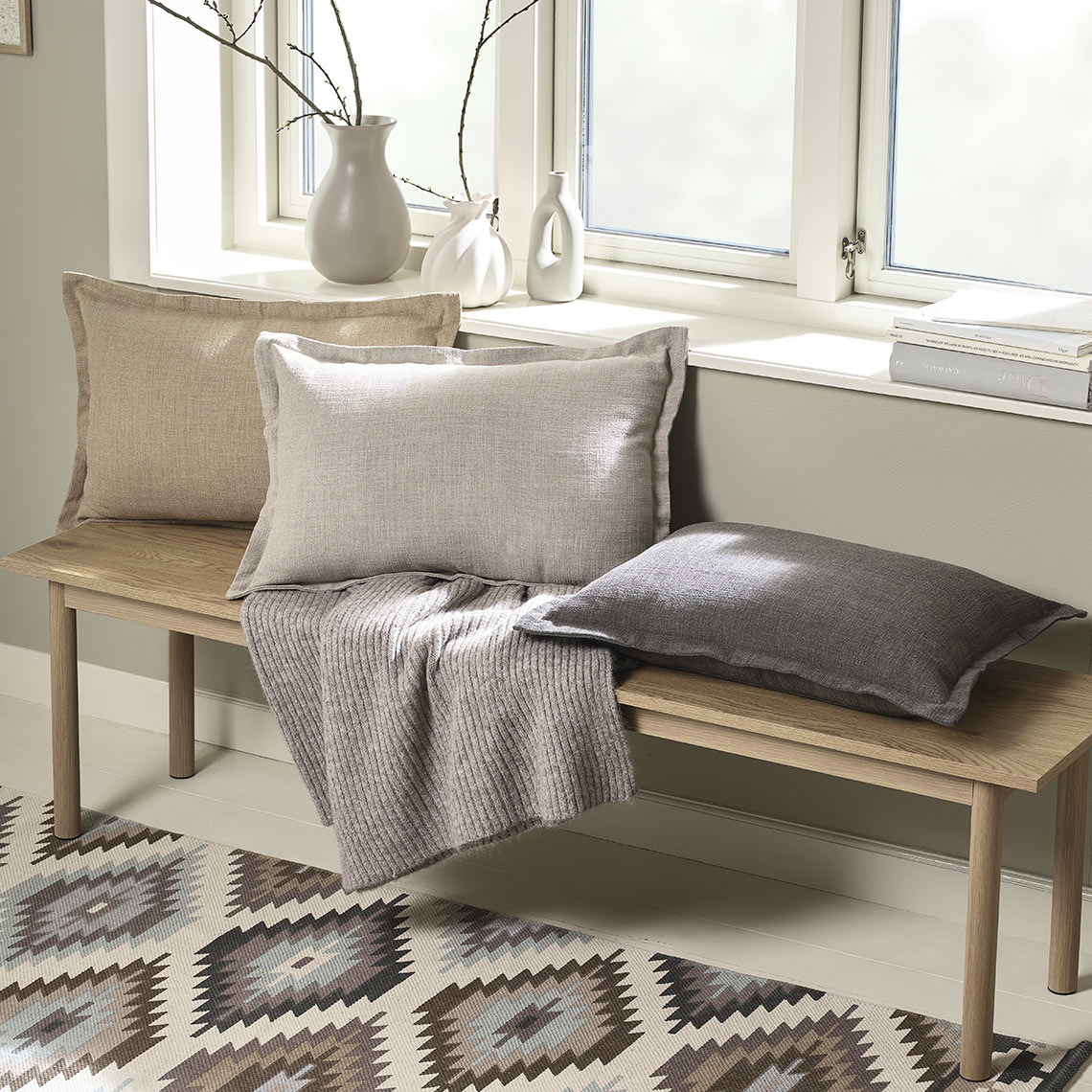 Pad díszpárnákkal különböző színekben