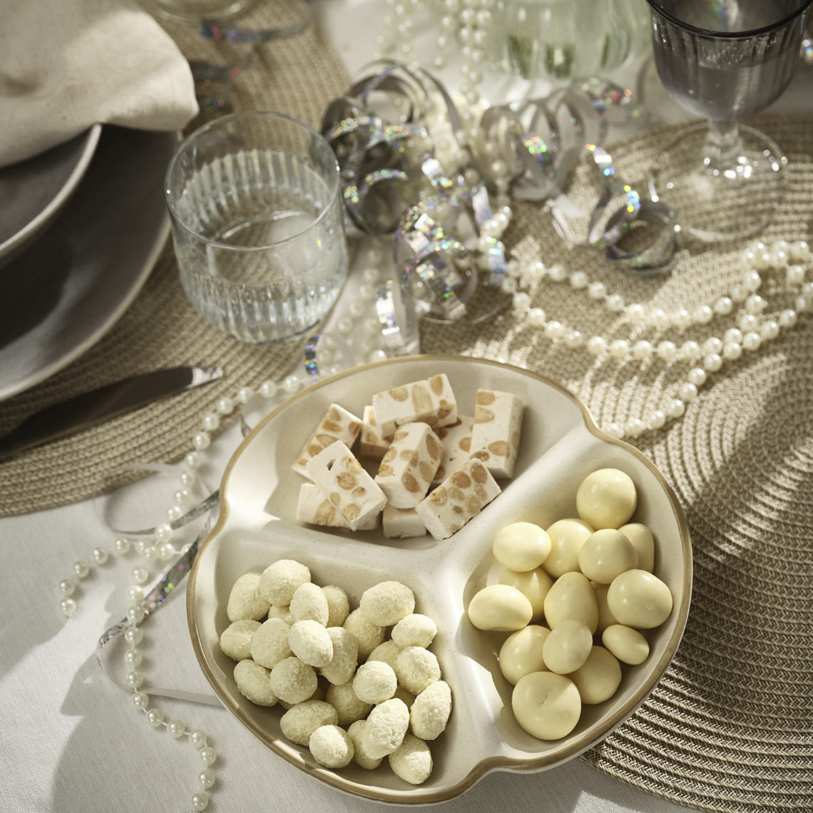 Fehér színű rekeszes tál édességekkel