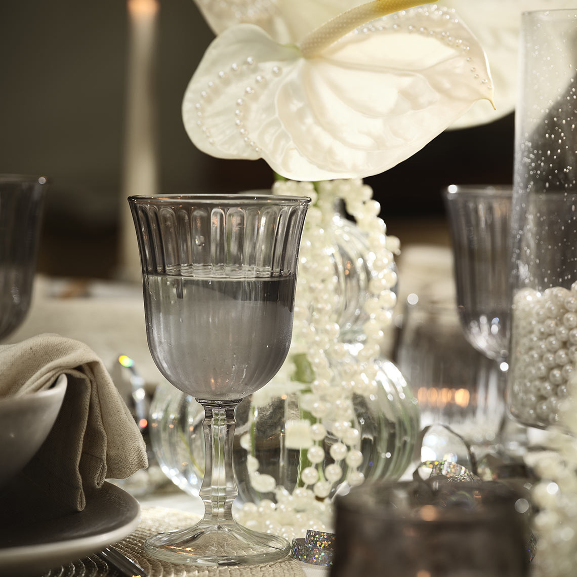 Borospohár a megterített asztalon