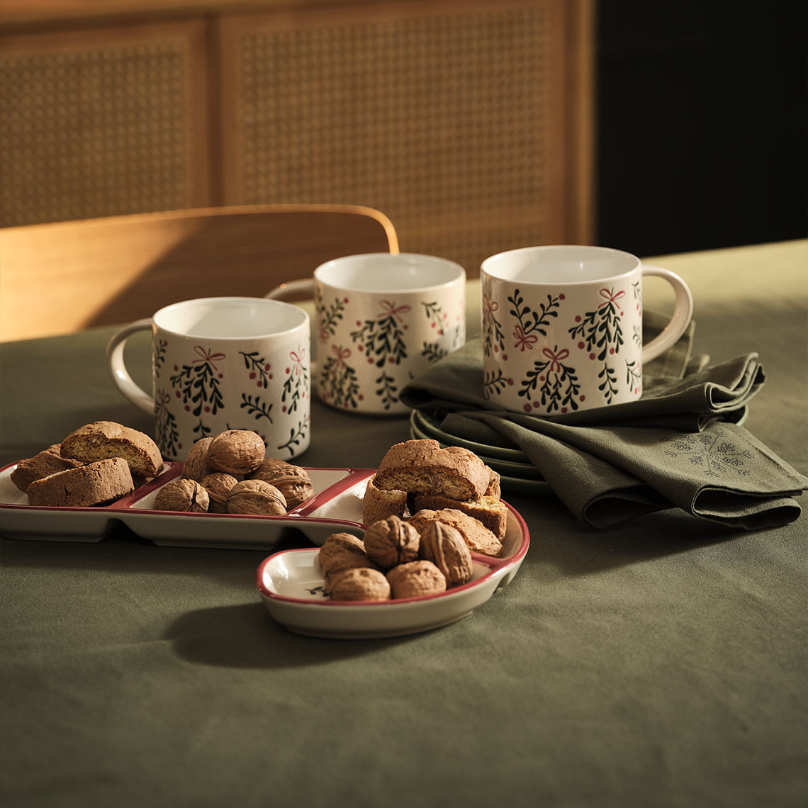 Karácsonyi bögrék, tálak és textil szalvéták az asztalon