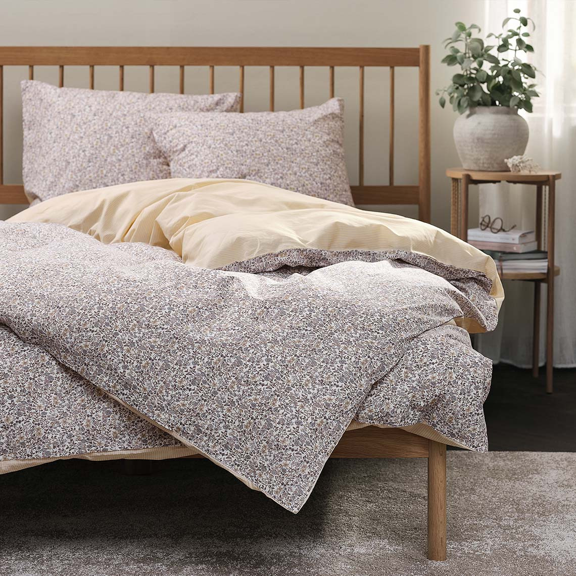 NIKOLINE ágyneműhuzat-garnitúra Ágyneműhuzat-garnitúra virágmintával, lágy lila és sárga színekben