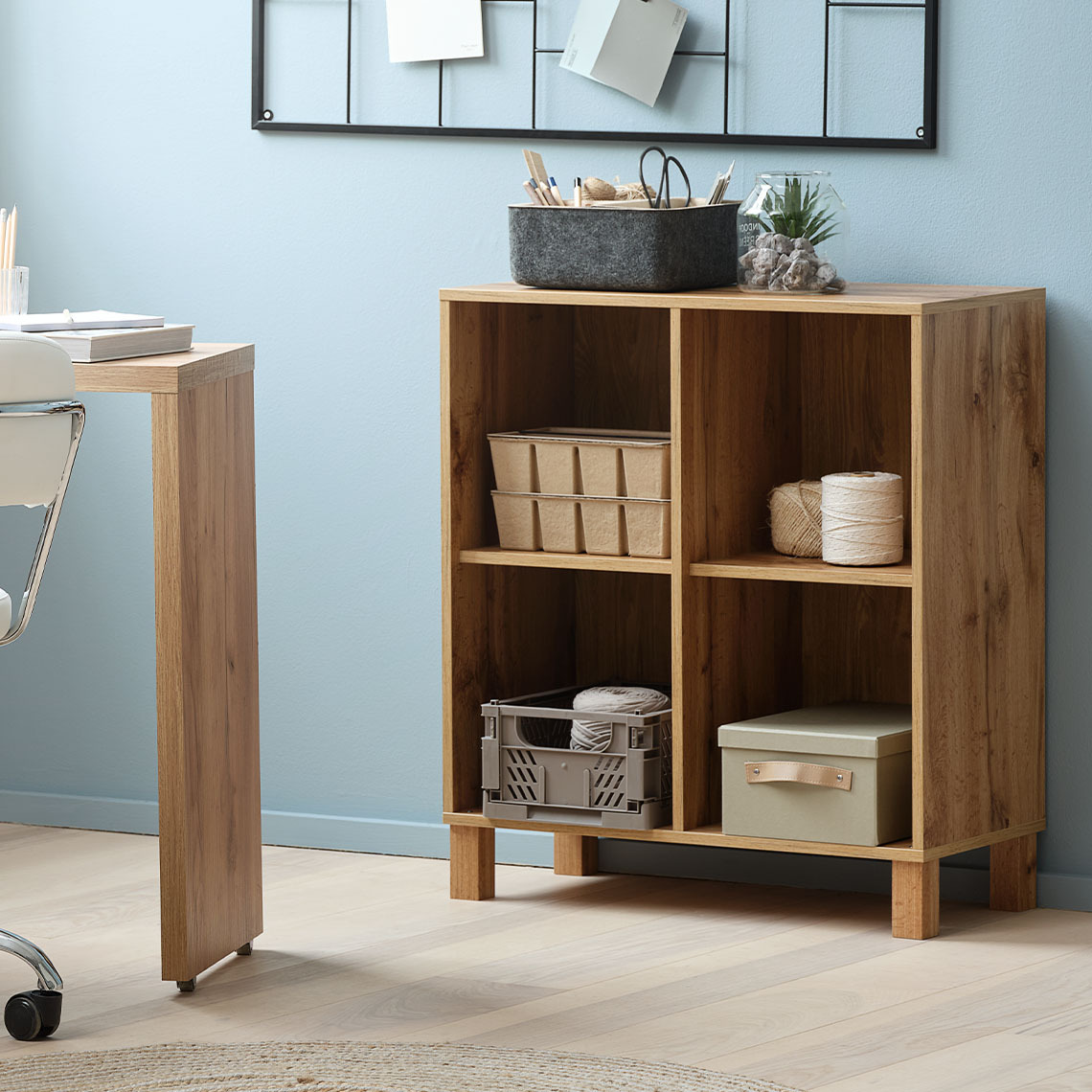 SKALS polc elem 4 rekesszel Polc elem 4 rekesszel a padlóra állítva, hozzáillő lábakkal