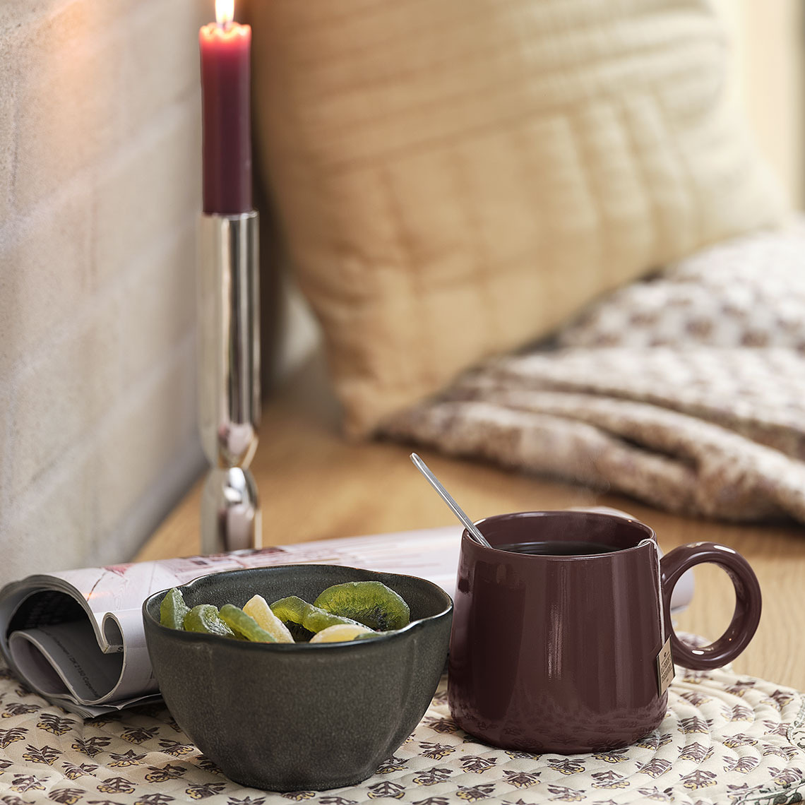 Tál és bögre a tányéralátéten