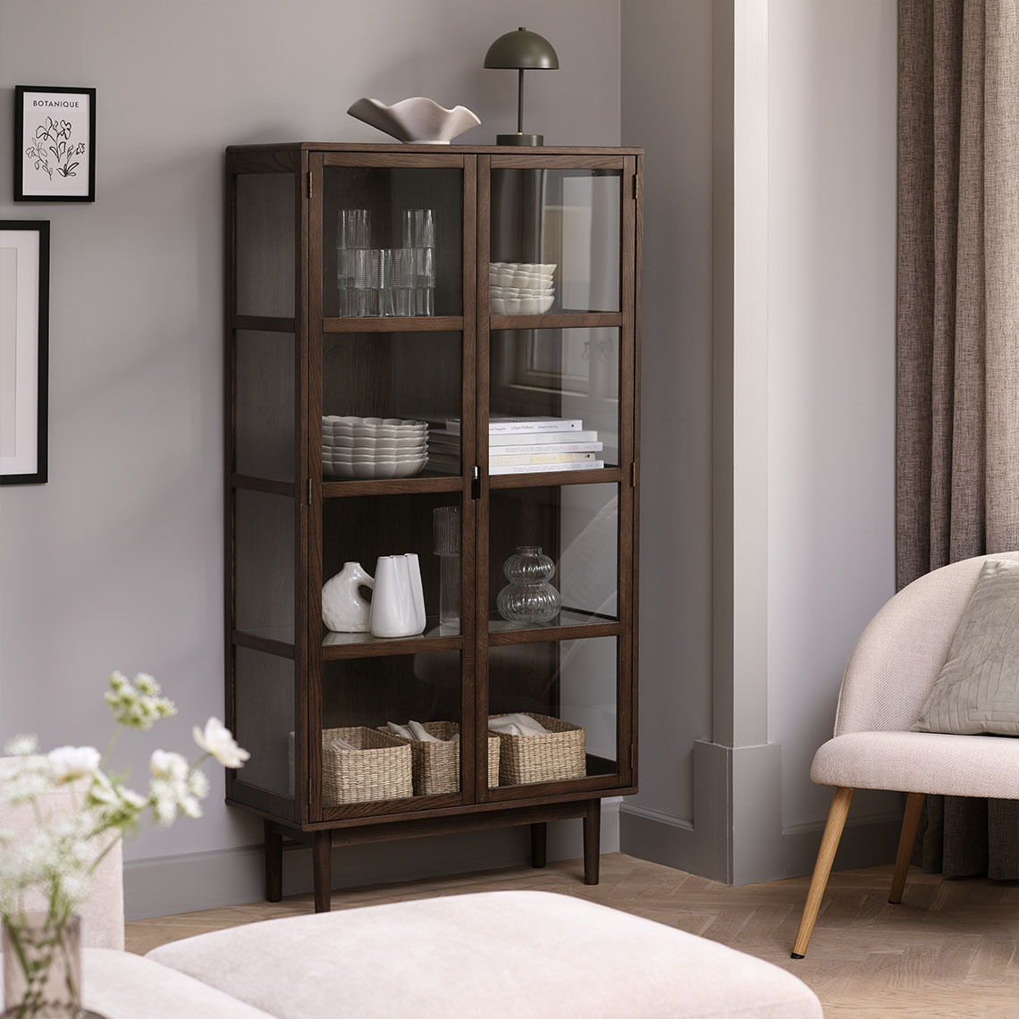 VESTERBY magas vitrin FSC tömör tölgyből és tölgy furnérból sötét színben Magas vitrin FSC tömör tölgyből és tölgy furnérból sötét színben