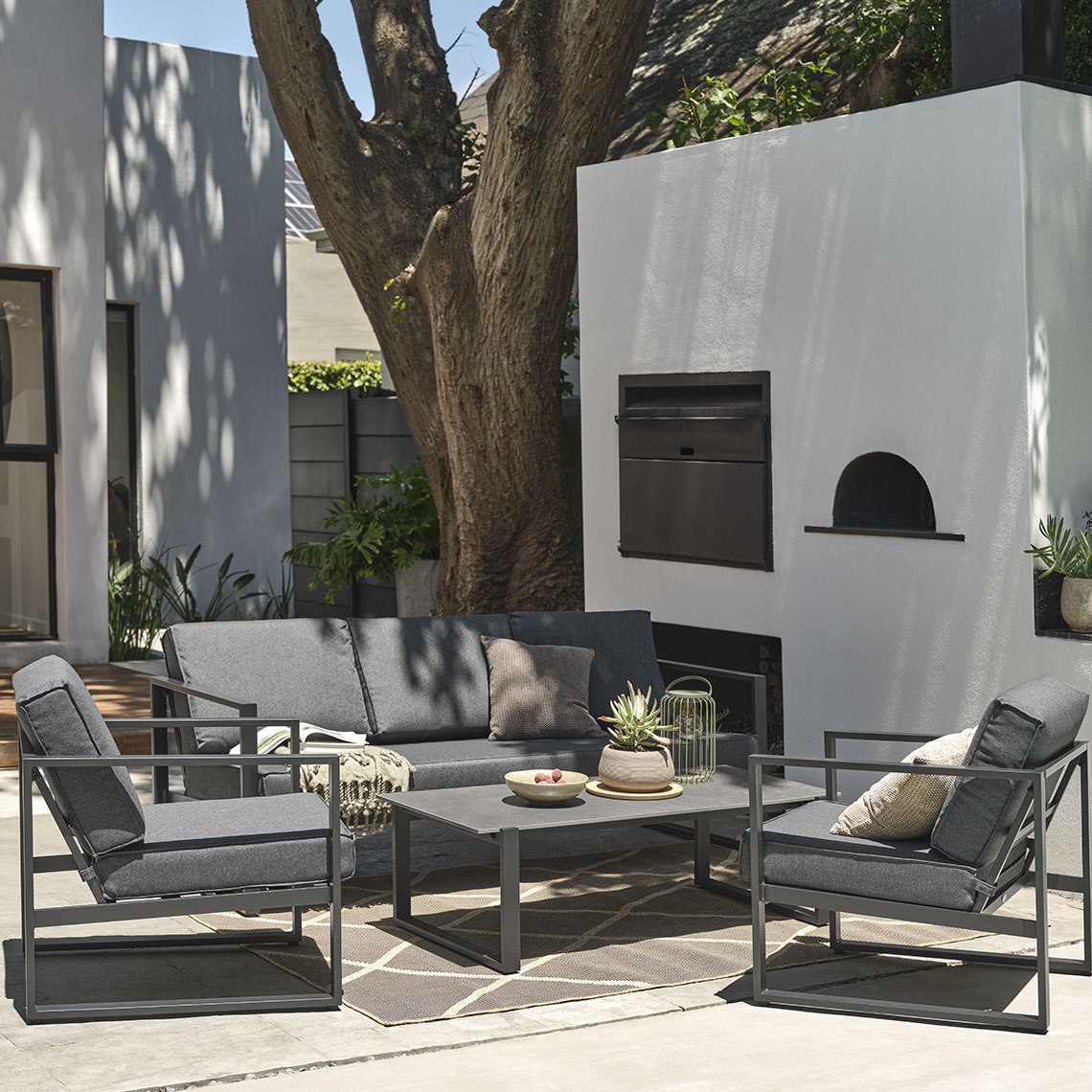 Gyorsan száradó kerti ülőgarnitúra fekete párnákkal