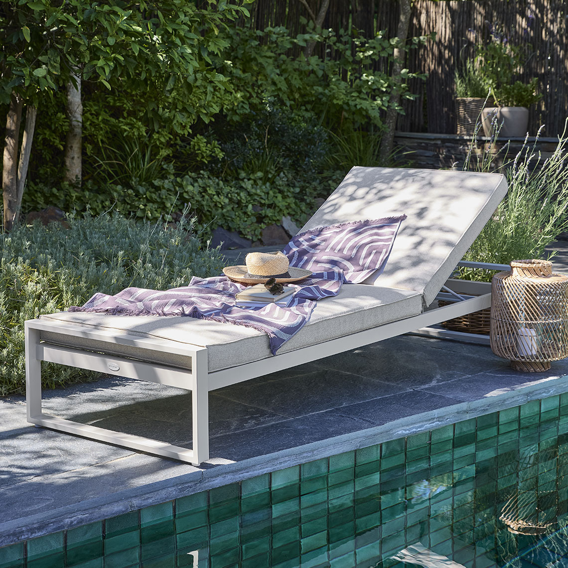 Napozóágy gyorsan száradó anyagból