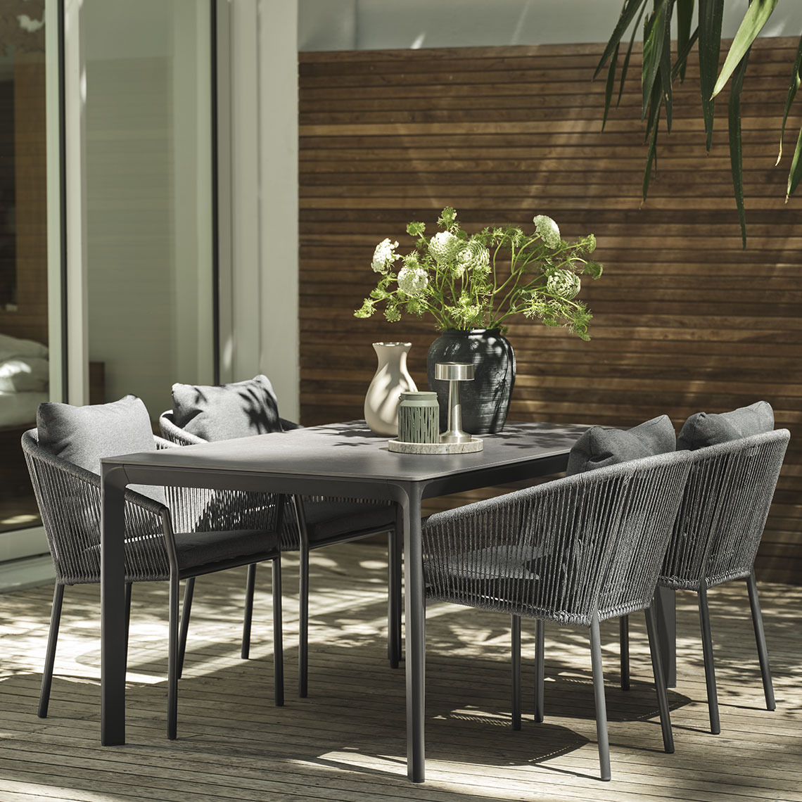 Kerti asztal és kerti székek