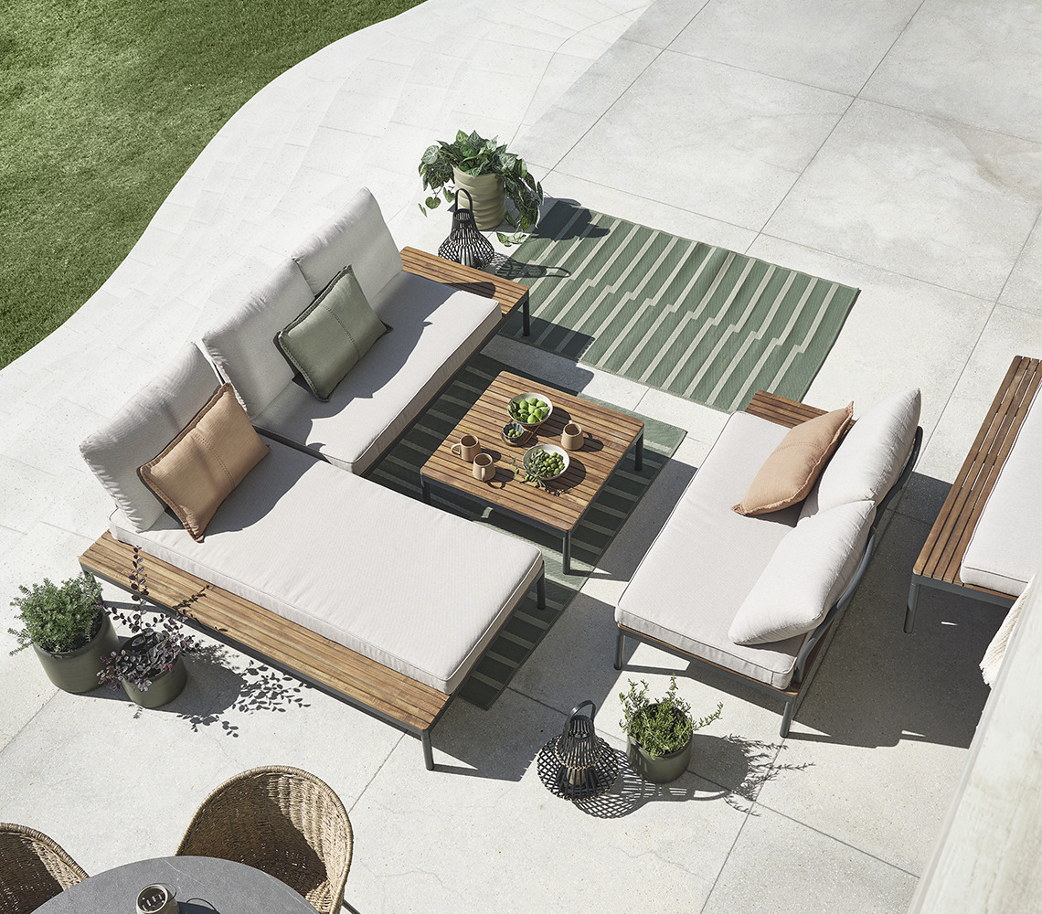 Elemes sarokkanapé és kerti asztal