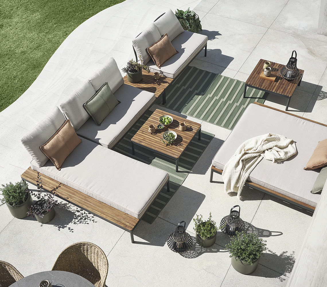 Két elemes kanapé, és két heverő kerti asztalokkal