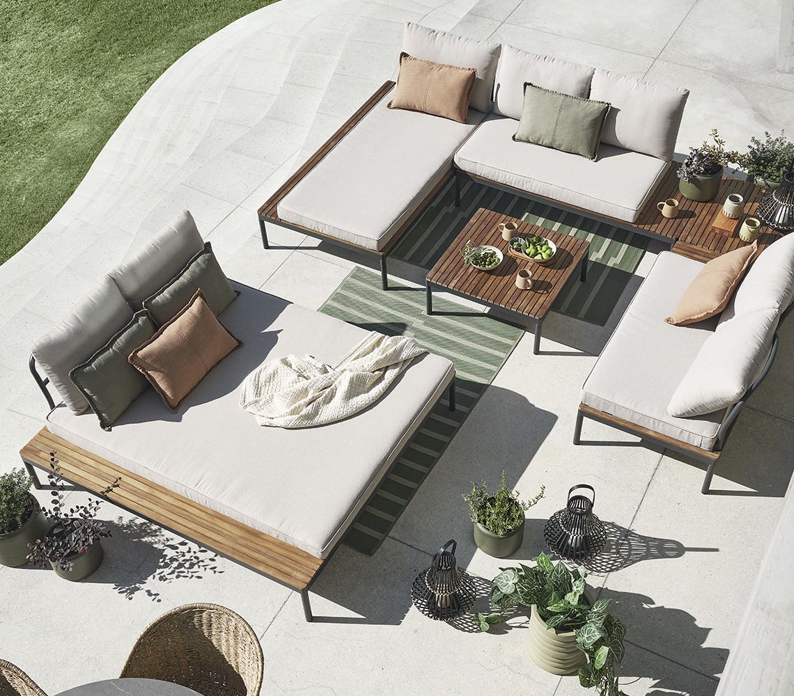 Elemes kanapék egy nagy csoportban a kerti asztal körül