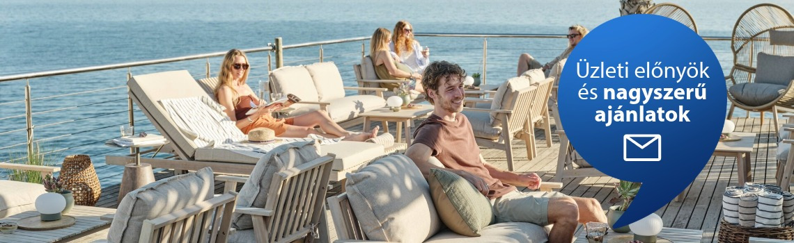 Vízparti stég kerti bútorokkal és pihenő emberekkel