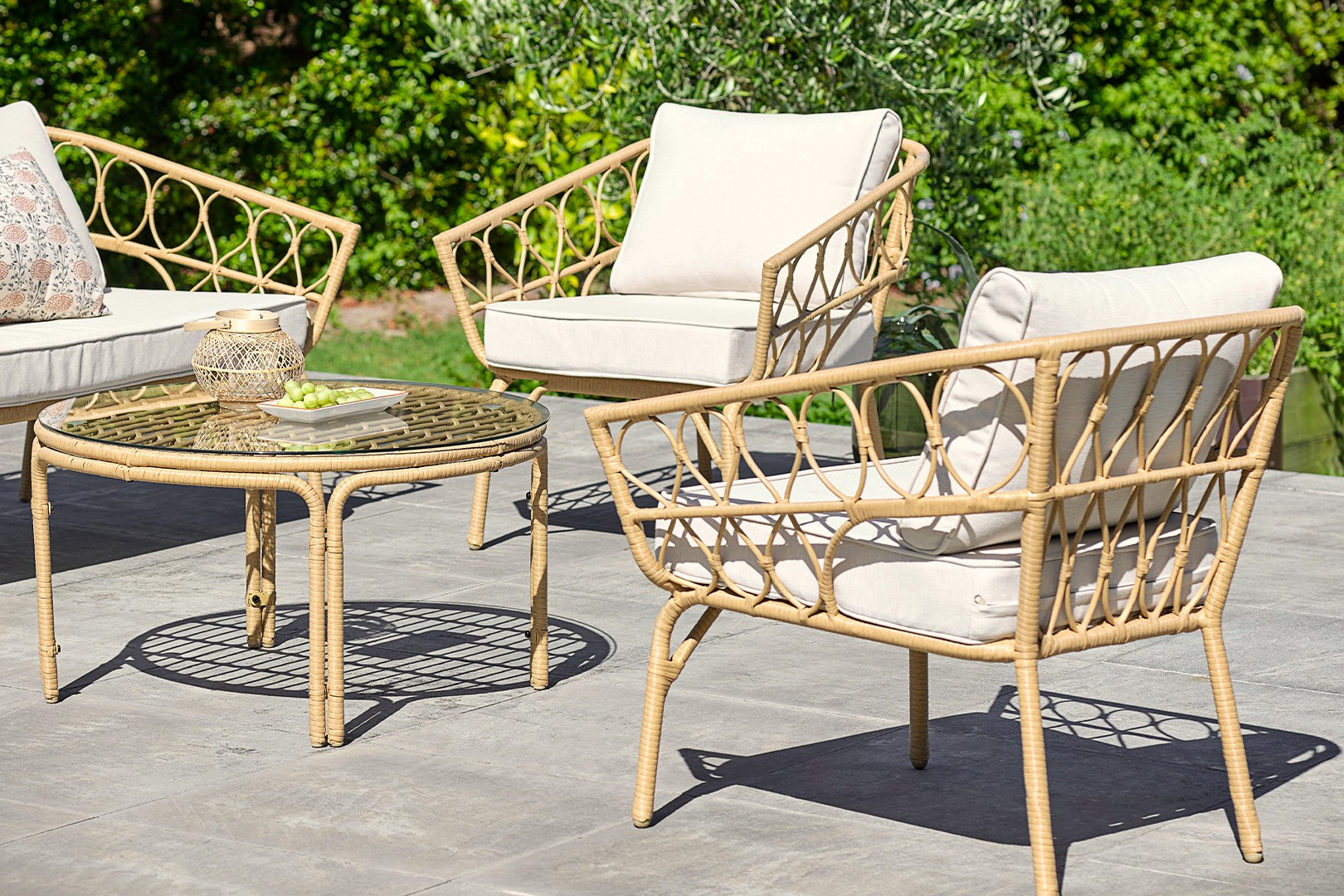 Acélvázas polyrattan kerti fotelek bézs párnákkal és üveg lapos polyrattan kerti asztal