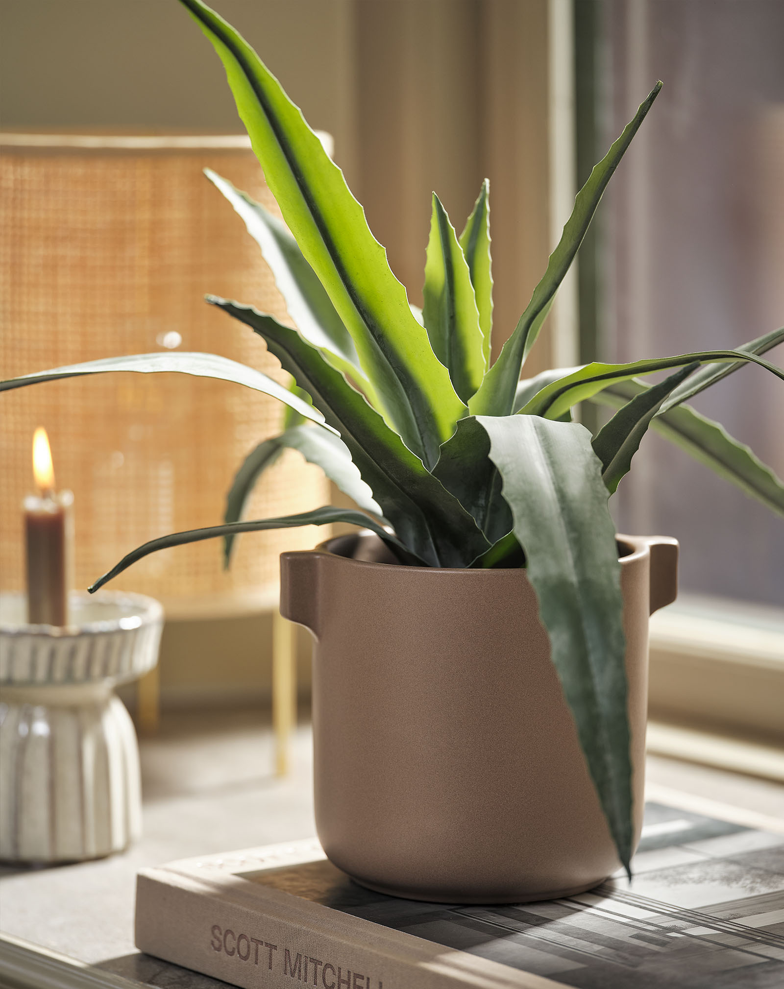Aloe verát utánzó műnövény egy kaspóban