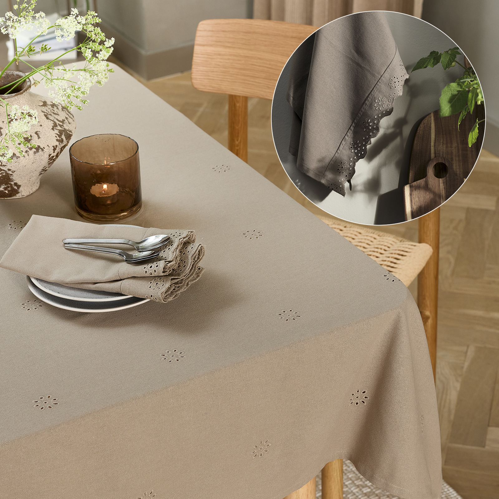 Asztal terítővel, tányérokkal és textil szalvétákkal