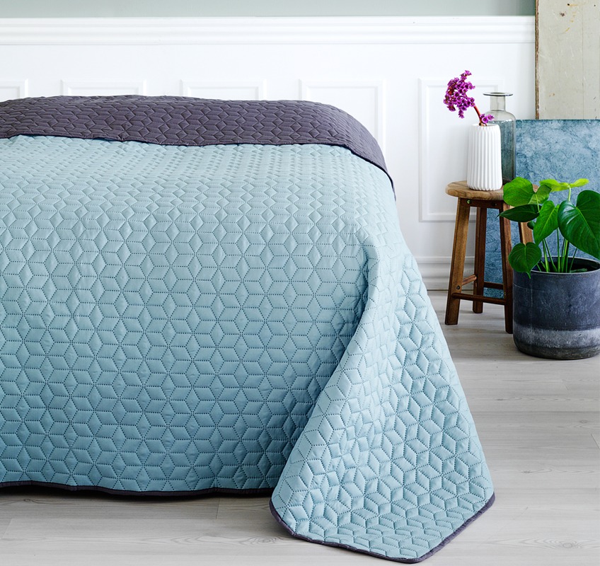elengáns kék színű ágytakaró a hálószobában