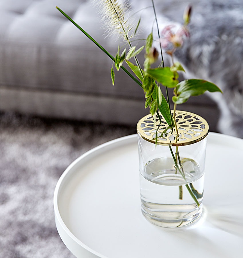 Fehér tálca asztal virággal vázában
