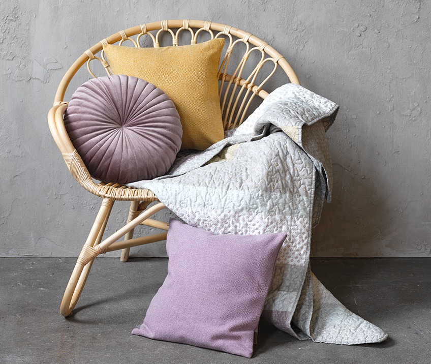 Rattan BELLELUND armchair with KUGLEASK and SPARRIS cushions and MAIGULL throw Rattan armchair with cushions and throw
