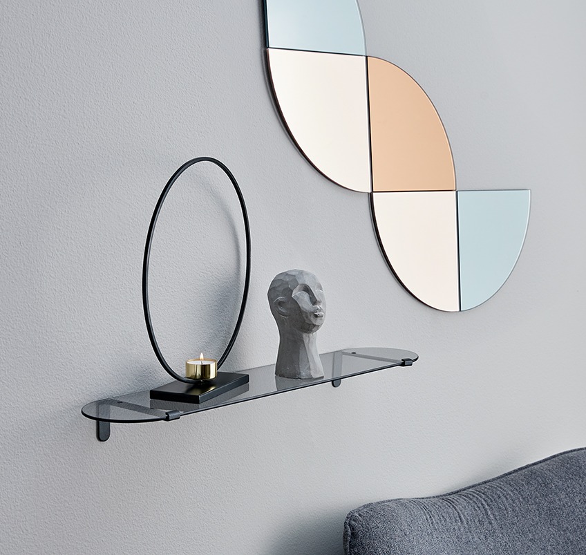 Wall shelf LOOK in glass and 5 piece decorative mirror EFFECT in geometric shape Wall shelf in glass and 5 piece decorative mirror in geometric shape