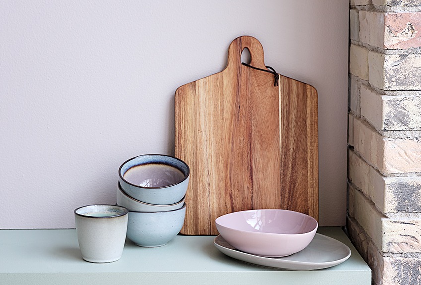 Table with TORSTEN and LAUKE bowls, TORSTEN plate, LAUKE cups and KJELL cutting board Table with bowls, plates, cups and cutting board