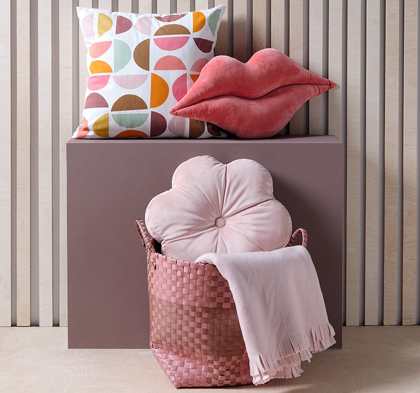 Lip shaped KLEMATIS and flower shaped FRESIA cushion in velour, multi coloured TUSENFRYD cushion and KARVE throw in THERMAN basket 2 velvet cushions (lip shaped and flower shaped), multi coloured cushion and throw in a basket