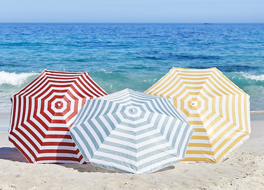 Három csíkos napernyő a strandon