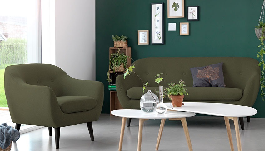 Zöld bársony kanapé és fotel a nappaliban