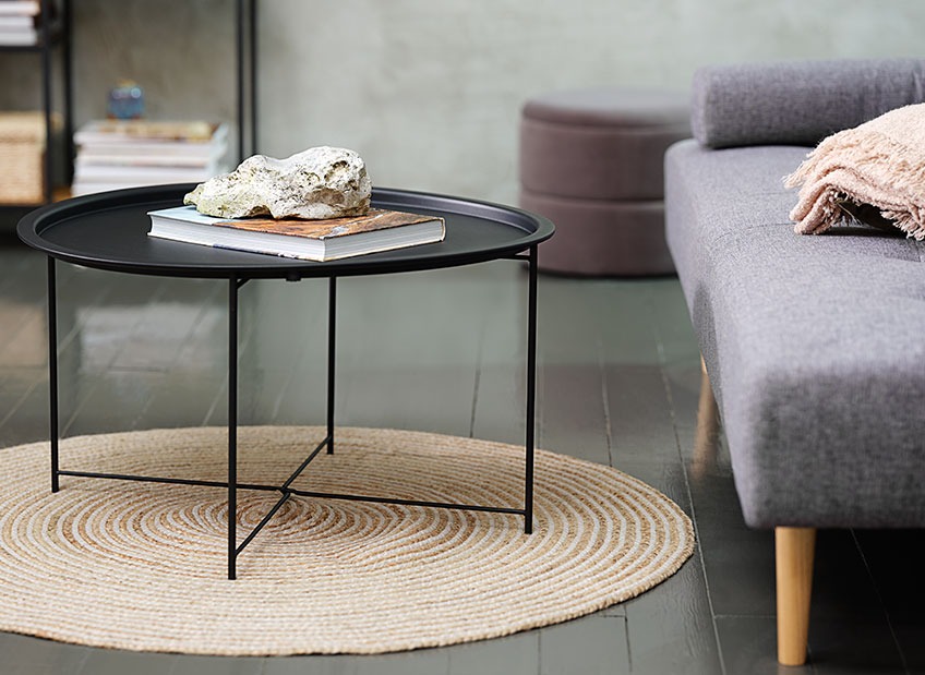 RANDERUP coffee table on SANDELTRE circular rug A coffee table on a circular rug in front of a sofa