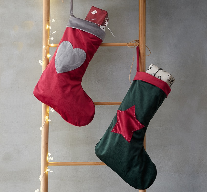 Piros és zöld karácsonyi zoknik dekorlétrán