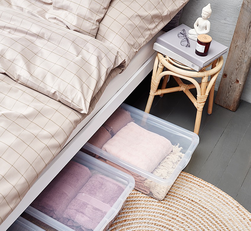 Ágy khakiszínű ágyneművel és ágyneműtartó dobozokkal