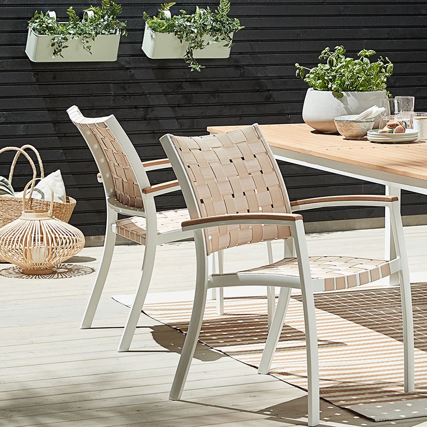 könnyű kerti rakásolható székek és kerti asztal a teraszon