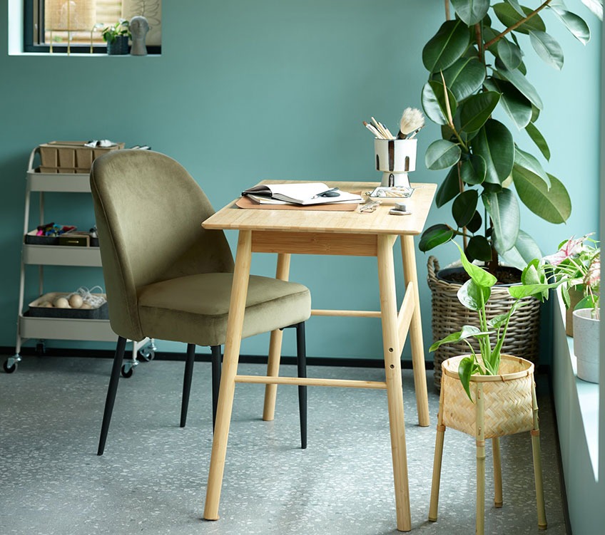 VANDSTED desk, VASBY dining chair and MIKKI plant pot Olive green dining chair by a desk in bamboo