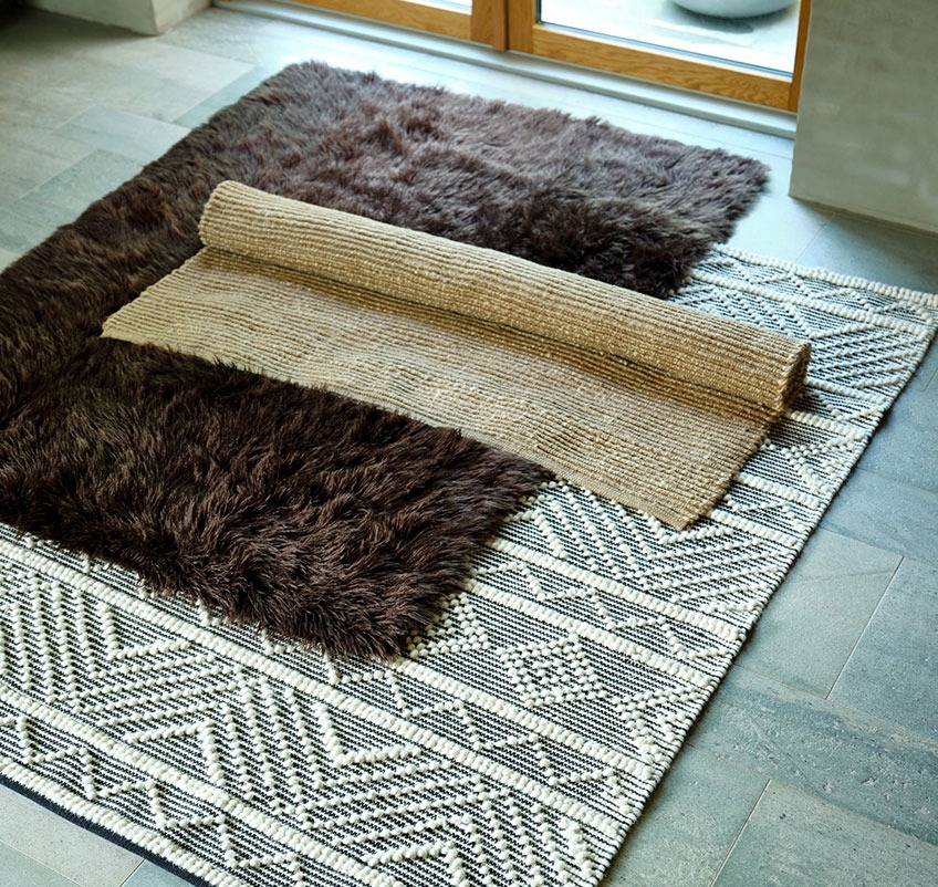 Barna szőnyeg, mintás szőnyeg és juta szőnyeg a padlón