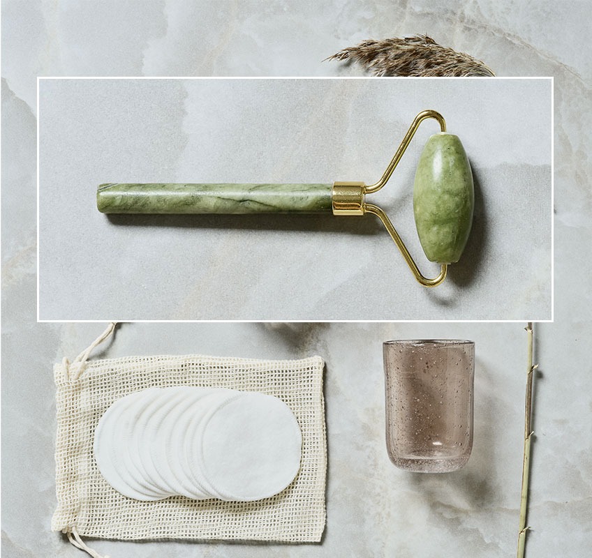 Arcmasszírozó jade kőből és többször használatos arctisztító koronggal, amely pamutból és bambuszból készült