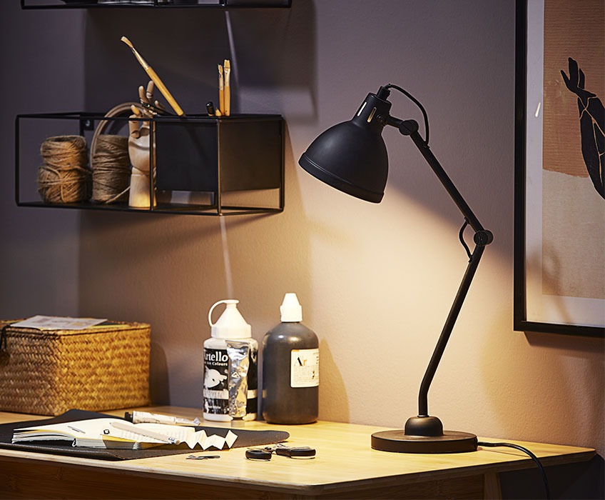 Fekete asztali lámpa irodai asztalon