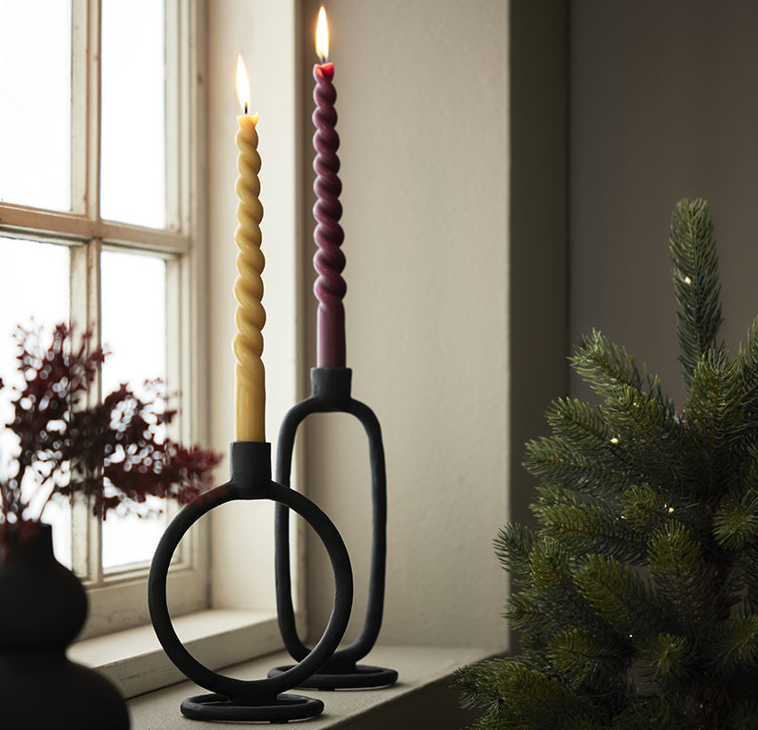 ADVENT gyertyák ELDARIT gyertyatartókban Ablakpárkány csavart gyertyákkal fekete gyertyatartókban