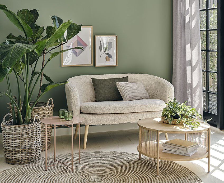 Nappali fehér kanapéval, tölgy dohányzóasztallal és zöld növényekkel