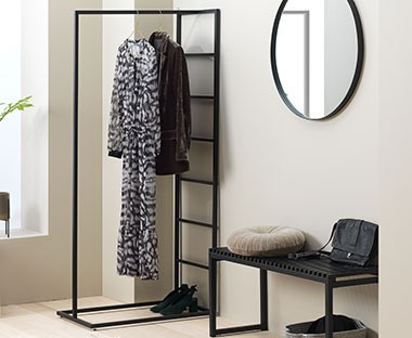 modern fém ruhaállvány ruhákkal hálószobában